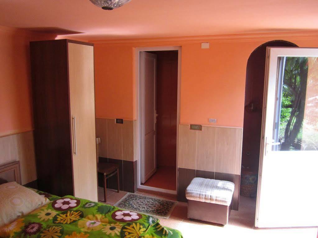 Guesthouse 97 In Batumi Батумі Екстер'єр фото